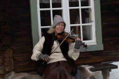 Monika-A.spelar-fiol__ARG3000_WEBB_Foto-AnnaReet-Gillblad